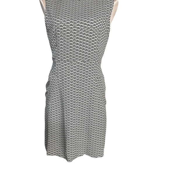 Diane Von Furstenberg silk dress size 4.Black and white.Zips from top and bottom - Picture 3 of 13